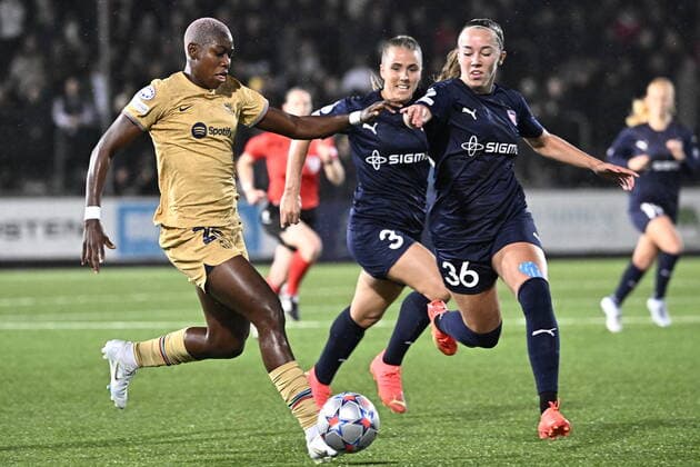 Barcelona s Asisat Oshoala against Rosengard s Gudrun Arnardottir and Athinna Persson during the UEFA Women s Champions League football match, group D, between FC Rosengard and FC Barcelona, Barca at Malmö Idrottsplats, Malmo, Sweden October 27, 2022. MALMÖ SWEDEN x50090x