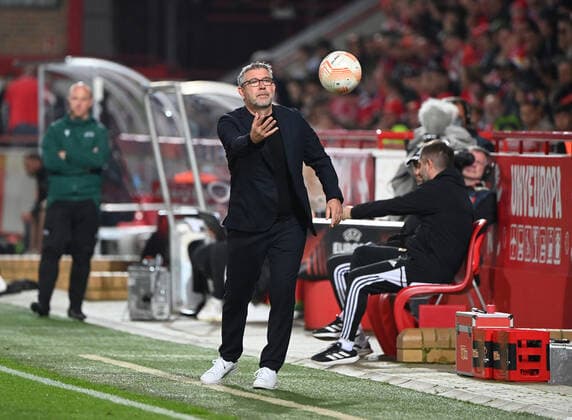 Fussball, Herren, Saison 2022 2023, Europa League (Gruppe D, 5. Spieltag) 1. FC Union Berlin - SC Sporting Braga, Trainer Urs Fischer (1. FC Union) wirft einen Ball weg, 27.10. 2022, Copyright: xMatthiasxKochx