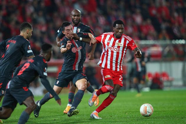 27.10.2022, xtgx, Fussball UEFA Europa League, 1. FC Union Berlin - Sporting Braga emspor, v.l. Andre Castro (Braga, 88), Sheraldo Becker (Union Berlin, 27) Zweikampf, Duell, Kampf, tackle (DFL DFB REGULATIONS PROHIBIT ANY USE OF PHOTOGRAPHS as IMAGE SEQUENCES and or QUASI-VIDEO) Berlin