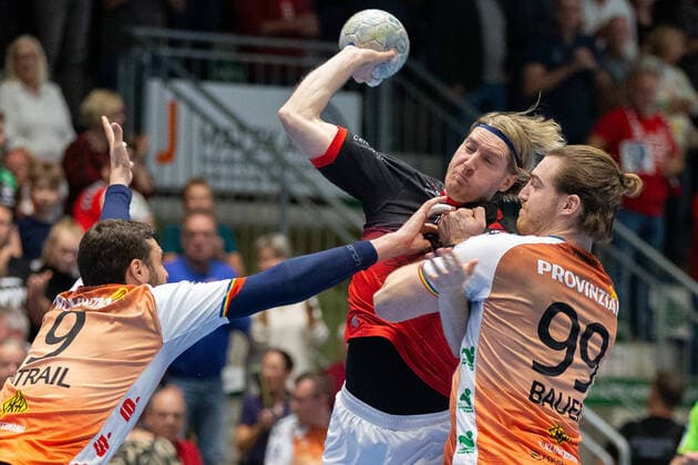 Sport Themen der Woche KW43 Sport Bilder des Tages v.l. Mait Patrail (ASV Hamm-Westfalen, 09), Aidenas Malasinskas (MT Melsungen, 07), Stefan Bauer (ASV Hamm-Westfalen, 99) GER, ASV Hamm-Westfalen vs. MT Melsungen, Handball, 1. Bundesliga, 9. Spieltag, Spielzeit 2022 2023, 27.10.2022 GER, ASV Hamm-Westfalen vs. MT Melsungen, Handball, 1. Bundesliga, 9. Spieltag, Spielzeit 2022 2023, 27.10.2022 Hamm *** v l Mait Patrail ASV Hamm Westfalen, 09 , Aidenas Malasinskas MT Melsungen, 07 , Stefan Bauer ASV Hamm Westfalen, 99 GER, ASV Hamm Westfalen vs MT Melsungen, Handball, 1 Bundesliga, 9 Spieltag, Spielzeit 2022 2023, 27 10 2022 GER, ASV Hamm Westfalen vs MT Melsungen, Handball, 1 Bundesliga, 9 Spieltag, Spielzeit 2022 2023, 27 10 2022 Hamm Copyright: xEibner-Pressefotox xJanxStrohdiex EP_JSK