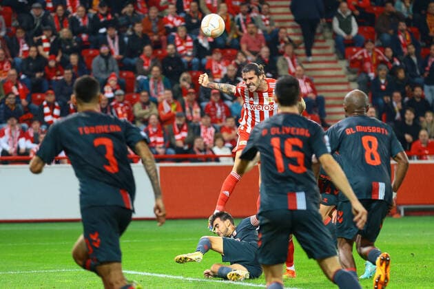 27.10.2022, xtgx, Fussball UEFA Europa League, 1. FC Union Berlin - Sporting Braga emspor, v.l. Christopher Trimmel (Union Berlin, 28) Kopfball Torschuss, schiesst den Ball aufs Tor, Schuss (DFL DFB REGULATIONS PROHIBIT ANY USE OF PHOTOGRAPHS as IMAGE SEQUENCES and or QUASI-VIDEO) Berlin