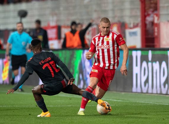 Fussball, Herren, Saison 2022 2023, Europa League (Gruppenphase, Gruppe D, 5. Spieltag), 1. FC Union Berlin - SC Braga, v. l. Fabiano Silva (SC Braga), Julian Ryerson (1. FC Union Berlin), 27.10. 2022, Copyright: xSebastianxRäppold MatthiasxKochx