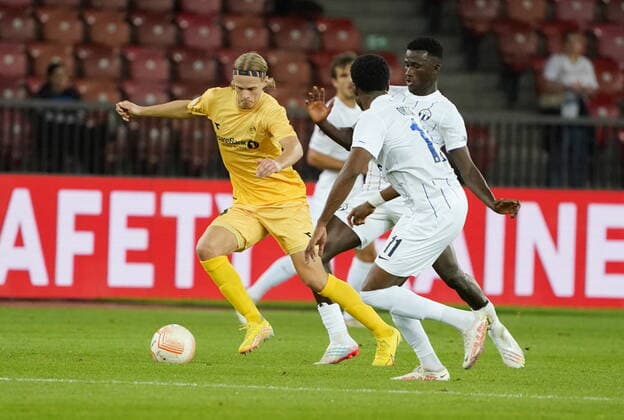 Foto Manuel Geisser 27.10.2022 Fussball Herren Saison 2022 2023 UEFA Europa League FC Zuerich - FK Bodoe Glimt.Bild : Jonathan Okito (FC Zuerich) gegen Albert Groenbaek (FK Bodoe ) Aktion Zweikampf