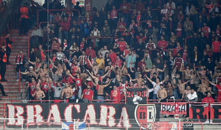 Fussball, Herren, Saison 2022 2023, Europa League (Gruppe D, 5. Spieltag) 1. FC Union Berlin - SC Sporting Braga, Fans von Braga ziehen sich aus, 27.10. 2022, Copyright: xMatthiasxKochx