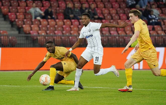 Foto Manuel Geisser 27.10.2022 Fussball Herren Saison 2022 2023 UEFA Europa League FC Zuerich - FK Bodoe Glimt.Bild : Jonathan Okito (FC Zuerich) gegen Brice Wembangomo und Marius Hoebraeten (FK Bodoe ) Aktion Zweikampf