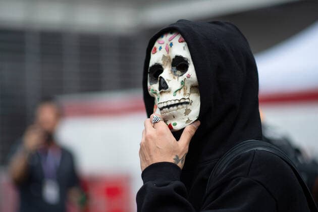 Daniel Ricciardo (AUS, McLaren F1 Team 3) mit Totenkopfmaske und Ring zum Feiertag Tag der Toten, MEX, Formel 1 Grand Prix von Mexiko, Autodromo Hermanos Rodriguez Mexico City, Mediaday, 27.10.2022 MEX, Formel 1 Grand Prix von Mexiko, Autodromo Hermanos Rodriguez Mexico City, Mediaday, 27.10.2022 Mexico City Copyright: xEibner Memmlerx EP_MMR
