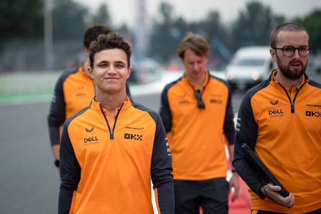 Lando Norris (UK, McLaren F1 Team 4) und Team beim Trackwalk, MEX, Formel 1 Grand Prix von Mexiko, Autodromo Hermanos Rodriguez Mexico City, Mediaday, 27.10.2022 MEX, Formel 1 Grand Prix von Mexiko, Autodromo Hermanos Rodriguez Mexico City, Mediaday, 27.10.2022 Mexico City Copyright: xEibner Memmlerx EP_MMR