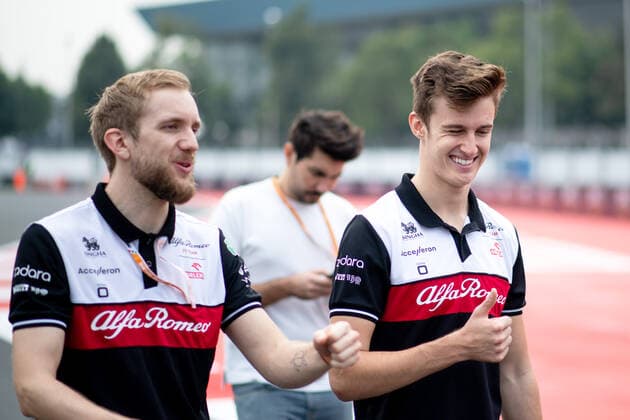 Theo Pourchaire und Team (FRA, Alfa Romeo F1 Team ORLEN) beim Trackwalk, MEX, Formel 1 Grand Prix von Mexiko, Autodromo Hermanos Rodriguez Mexico City, Mediaday, 27.10.2022 MEX, Formel 1 Grand Prix von Mexiko, Autodromo Hermanos Rodriguez Mexico City, Mediaday, 27.10.2022 Mexico City Copyright: xEibner Memmlerx EP_MMR