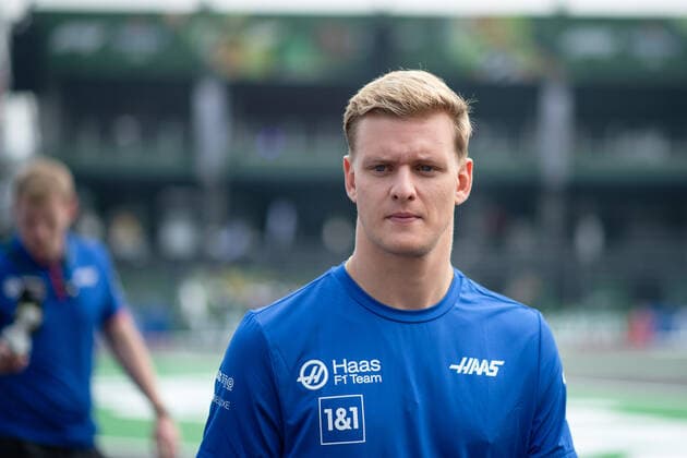Mick Schumacher (GER, Haas F1 Team 47) beim Trackwalk, MEX, Formel 1 Grand Prix von Mexiko, Autodromo Hermanos Rodriguez Mexico City, Mediaday, 27.10.2022 MEX, Formel 1 Grand Prix von Mexiko, Autodromo Hermanos Rodriguez Mexico City, Mediaday, 27.10.2022 Mexico City Copyright: xEibner Memmlerx EP_MMR