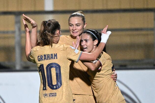 MALMÖ 20221027 Barcelonas Aitana Bonmatí ( 14, th) firar 0-1 med Fridolina Rölfö och Caroline Graham Hansen ( 10) under torsdagens gruppspelsmatch i UEFA Champions League mellan FC Rosengard och FC Barcelona, Barca pa Malmö IP. MALMÖ SVERIGE x50090x