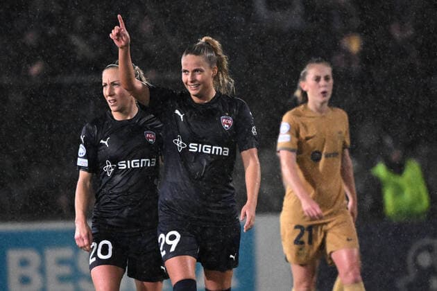 MALMÖ 20221027 Rosengards Olivia Holdt firar sitt 1-2- mal med Mia Persson (tv) under torsdagens gruppspelsmatch i UEFA Champions League mellan FC Rosengard och FC Barcelona, Barca pa Malmö IP. MALMÖ SVERIGE x50090x