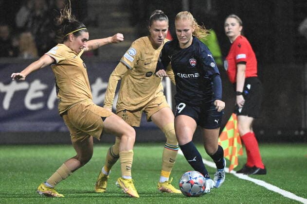 MALMÖ 20221027 Rosengards Sofie Bredgaard (th) mot Barcelona Mariona Caldentey och Irene Paredes under torsdagens gruppspelsmatch i UEFA Champions League mellan FC Rosengard och FC Barcelona, Barca pa Malmö IP. MALMÖ SVERIGE x50090x