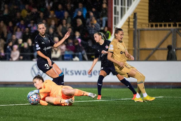 221027 goalkeeper Teagan Micah of FC Rosengard during the UEFA Women s Champions League football match between FC Rosengard and Barcelona on October 27, 2022 in Malmö. Photo: Mathilda Ahlberg BILDBYRAN COP 240 MA0318 fotboll football soccer fotball champions league fc rosengard barcelona dam bbeng Copyright: MATHILDAxAHLBERG BB221027BB772