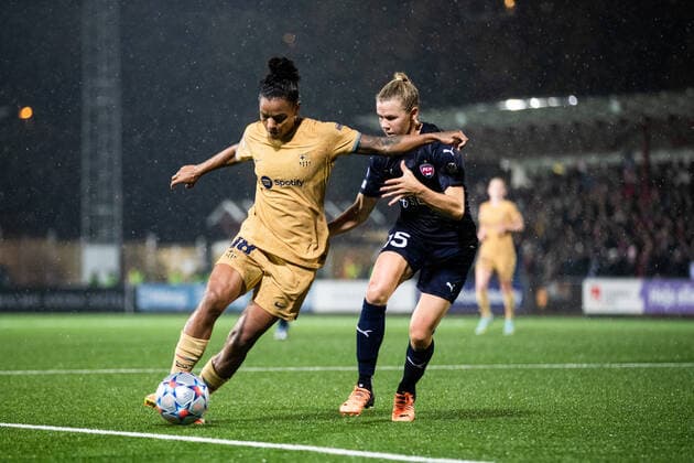 221027 Geyse of Barcelona and Jessica Wik of FC Rosengard during the UEFA Women s Champions League football match between FC Rosengard and Barcelona on October 27, 2022 in Malmö. Photo: Mathilda Ahlberg BILDBYRAN COP 240 MA0318 fotboll football soccer fotball champions league fc rosengard barcelona dam bbeng Copyright: MATHILDAxAHLBERG BB221027BB773