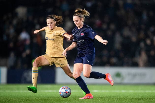 221027 Irene Paredes of Barcelona and Karin Lundin of FC Rosengard during the UEFA Women s Champions League football match between FC Rosengard and Barcelona on October 27, 2022 in Malmö. Photo: Mathilda Ahlberg BILDBYRAN COP 240 MA0318 fotboll football soccer fotball champions league fc rosengard barcelona dam bbeng Copyright: MATHILDAxAHLBERG BB221027BB776
