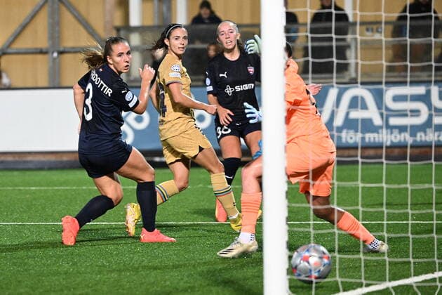 Sport Bilder des Tages Barcelona s Aitana Bonmatí ( 14, C) scores 0-1, Rosengard s Gudrún Arnardóttir (L) watch the ball pass goal keeper Teagan Micah during the UEFA Women s Champions League football match, group D, between FC Rosengard and FC Barcelona, Barca at Malmö Idrottsplats, Malmo, Sweden October 27, 2022. MALMÖ SWEDEN x50090x