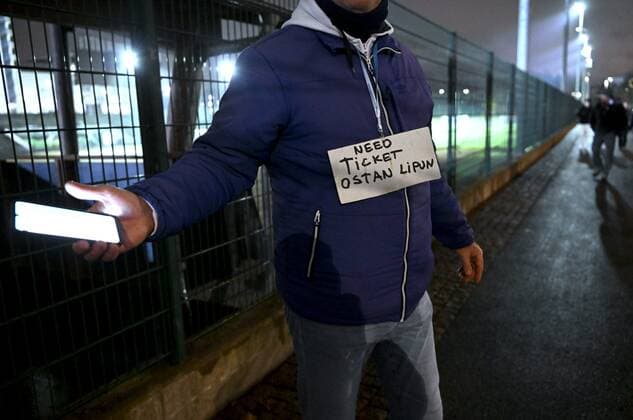 Man asking for tickets outside the Bolt Stadium before the football UEFA Europa League Group C match HJK vs. AS Roma in Helsinki, Finland on Thursday, 27th Oct., 2022. Helsinki Finland LKFTJK20221027203357WAWA  Copyright: xEmmixKorhonenx LKFTJK20221027203357WAWA
