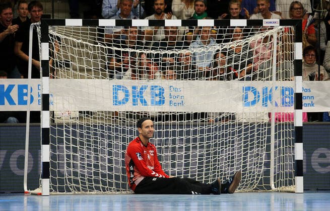 Sport Themen der Woche KW43 Sport Bilder des Tages BAU 27.10..2022 Göppingen Handball Frisch Auf Göppingen vs. TVB Stuttgart, Silvio Heinevetter (TVB) enttäuscht *** BAU 27 10 2022 Göppingen Handball Frisch Auf Göppingen vs TVB Stuttgart, Silvio Heinevetter TVB disappoints