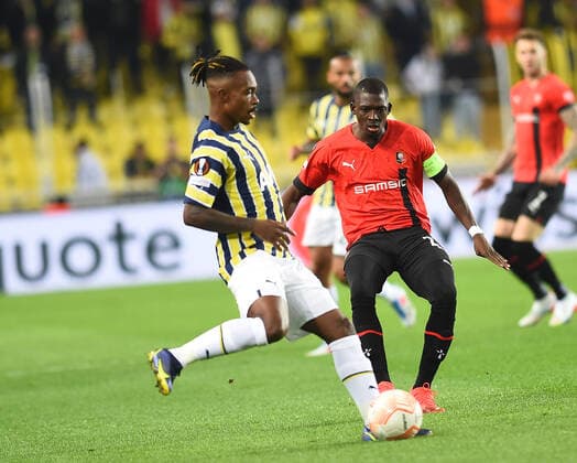 Lincoln (L) of Fenerbahce and Hamari Traore (R) of Stade Rennes during the UEFA Europa League group B match between Fenerbahce and Stade Rennes at Ulker Sukru Saracoglu Stadium in Istanbul, Turkey on October 27, 2022. ( Photo by Seskimphoto ) 