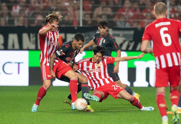 Fussball, Herren, Saison 2022 2023, Europa League (Gruppenphase, Gruppe D, 5. Spieltag), 1. FC Union Berlin - SC Braga, v. l. Kevin Behrens (1. FC Union Berlin), Vitor Tormena (SC Braga), Genki Haraguchi (1. FC Union Berlin), Rodrigo Gomes (SC Braga), Julian Ryerson (1. FC Union Berlin), 27.10. 2022, Copyright: xSebastianxRäppold MatthiasxKochx