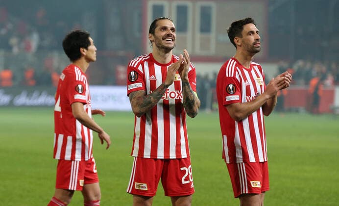 Genki Haraguchi, Christopher Trimmel, Rani Khedira, Unionmannschaft feiert 1:0 Sieg vor den Fans Freude Emotion Jubel nach Spielende Fußball Fussball UEL UEFA Europa League Herren Saison 2022 2023 27.10.2022 1.FC Union Berlin FCU vs. SC Sporting Braga DFL regulations prohibit any use of photographs as image sequences and or quasi-video.