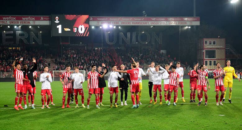 Fussball, Herren, Saison 2022 2023, Europa League (Gruppe D, 5. Spieltag) 1. FC Union Berlin - SC Sporting Braga, Union bei den Fans, Jubel nach dem Abpfiff, Anzeigetafel mit 1:0-Endstand, 27.10. 2022, Copyright: xMatthiasxKochx