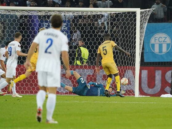 Foto Manuel Geisser 27.10.2022 Fussball Herren Saison 2022 2023 UEFA Europa League FC Zuerich - FK Bodoe Glimt 2:1 Bild : Nikola Boranijaseviv (FC Zuerich) (I.) Torschuetze zum 1:1. Nikita Haikin Torhueter (FK Bodoe Glimt ist geschlagen Aktion Tor Torschuetze