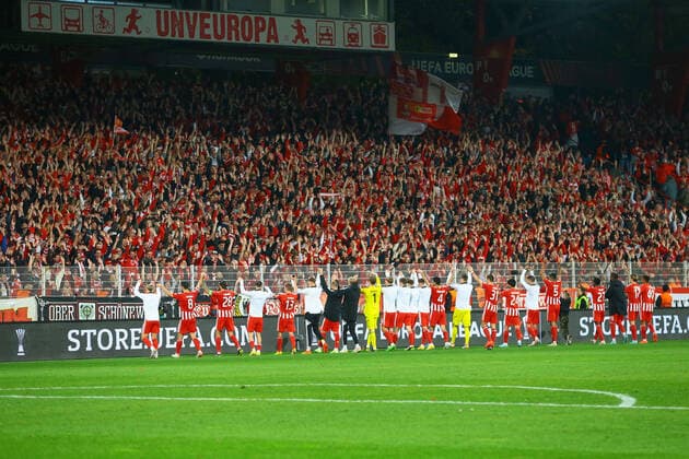27.10.2022, xtgx, Fussball UEFA Europa League, 1. FC Union Berlin - Sporting Braga emspor, v.l. Union Jubel ueber den Sieg, Jubel nach Spielende (DFL DFB REGULATIONS PROHIBIT ANY USE OF PHOTOGRAPHS as IMAGE SEQUENCES and or QUASI-VIDEO) Berlin