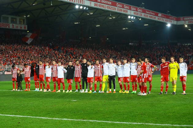 27.10.2022, xtgx, Fussball UEFA Europa League, 1. FC Union Berlin - Sporting Braga emspor, v.l. Union Jubel ueber den Sieg, Jubel nach Spielende (DFL DFB REGULATIONS PROHIBIT ANY USE OF PHOTOGRAPHS as IMAGE SEQUENCES and or QUASI-VIDEO) Berlin