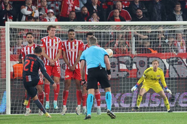 DEU, Europa League, 1.FC Union vs. SC Braga, 27.10.2022, Stadion Alte Foersterei, Berlin, DEU, Europa League, 1.FC Union vs. SC Braga, im Bild: Freistoss fur Parka, Ricardo Horta (SC Braga 21), Rani Khedira (1.FC Union Berlin 8), Kevin Behrens (1.FC Union Berlin 17), Danilho Doekhi (1.FC Union Berlin 5), Frederik Roennow (1.FC Union Berlin 1) DFL - regulations prohibit any use of Photographs as image sequences and or quasi-video Foto: Juergen Engler nordphoto GmbH