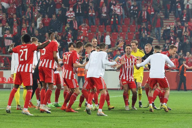 DEU, Europa League, 1.FC Union vs. SC Braga, 27.10.2022, Stadion Alte Foersterei, Berlin, DEU, Europa League, 1.FC Union vs. SC Braga, im Bild: Unioner-Spielerkreis DFL - regulations prohibit any use of Photographs as image sequences and or quasi-video Foto: Juergen Engler nordphoto GmbH