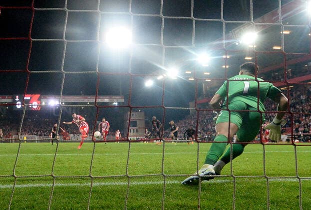 Fussball, Herren, Saison 2022 2023, Europa League (Gruppe D, 5. Spieltag) 1. FC Union Berlin - SC Sporting Braga, Robin Knoche (1. FC Union) erzielt per Elfmeter das Tor zum 1:0 gegen Torwart Matheus (SC Sporting Braga), 27.10. 2022, Copyright: xMatthiasxKochx