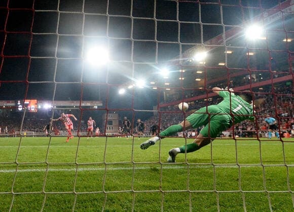 Fussball, Herren, Saison 2022 2023, Europa League (Gruppe D, 5. Spieltag) 1. FC Union Berlin - SC Sporting Braga, Robin Knoche (1. FC Union) erzielt per Elfmeter das Tor zum 1:0 gegen Torwart Matheus (SC Sporting Braga), 27.10. 2022, Copyright: xMatthiasxKochx