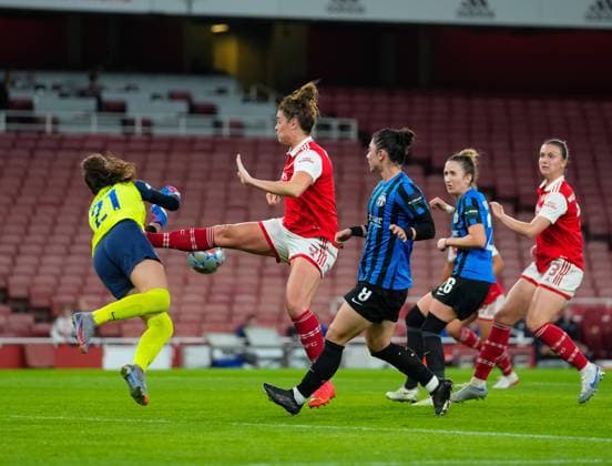 London, England, October 27th 2022: Goalkeeper Lourdes Romero (21 FC Zurich) and Jen Beattie (5 Arsenal) collide during the UEFA Womens Champions League football match between Arsenal and FC Zurich at the Emirates Stadium in London, England. (James Whitehead SPP) Copyright: xJamesxWhiteheadx xSPPx spp-en-JaWhSp-ARSvZUR053