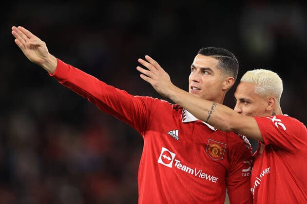 Sport Bilder des Tages Football - UEFA Europa League - Group E - Manchester United, ManU v Sheriff Tiraspol 27th October 2022 - UEFA Europa League - Group E - Manchester United v Sheriff Tiraspol - Cristiano Ronaldo of Manchester United (L) and Antony of Manchester United gesture - Photo: Simon Stacpoole Offside. Manchester UK Copyright: xSimonxStacpoolexOffside
