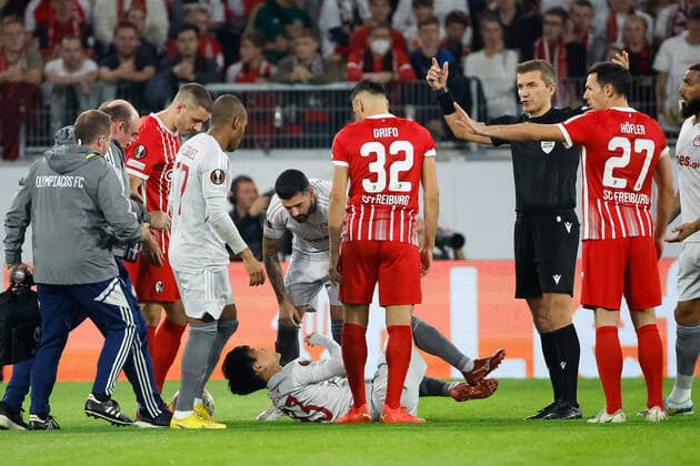 Sport Bilder des Tages Inbeom Hwang (Olympiacos FC, 33) am Boden , GER, SC Freiburg vs. Olympiacos FC, Fussball, UEFA Europa League, 5. Spieltag, Gruppenphase, 27.10.2022 GER, SC Freiburg vs. Olympiacos FC, Fussball, UEFA Europa League, 5. Spieltag, Gruppenphase, 27.10.2022 Freiburg im Breisgau Copyright: xEibner-Pressefoto GrantxHubbsx EP_GHS