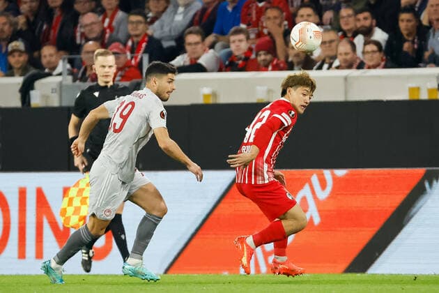 Georgios Masouras (Olympiacos FC, 19) und Ritsu Doan (SC Freiburg, 42) im Laufduell , GER, SC Freiburg vs. Olympiacos FC, Fussball, UEFA Europa League, 5. Spieltag, Gruppenphase, 27.10.2022 GER, SC Freiburg vs. Olympiacos FC, Fussball, UEFA Europa League, 5. Spieltag, Gruppenphase, 27.10.2022 Freiburg im Breisgau Copyright: xEibner-Pressefoto GrantxHubbsx EP_GHS