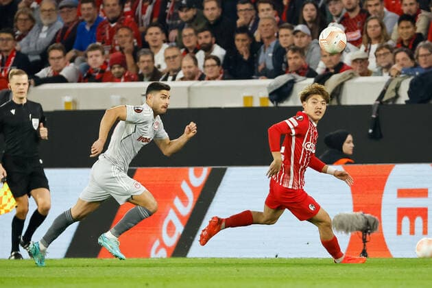 Georgios Masouras (Olympiacos FC, 19) und Ritsu Doan (SC Freiburg, 42) im Laufduell , GER, SC Freiburg vs. Olympiacos FC, Fussball, UEFA Europa League, 5. Spieltag, Gruppenphase, 27.10.2022 GER, SC Freiburg vs. Olympiacos FC, Fussball, UEFA Europa League, 5. Spieltag, Gruppenphase, 27.10.2022 Freiburg im Breisgau Copyright: xEibner-Pressefoto GrantxHubbsx EP_GHS