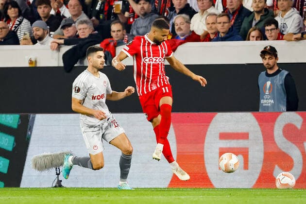 Georgios Masouras (Olympiacos FC, 19) und Daniel-Kofi Kyereh (SC Freiburg, 11) im Kampf um den Ball , GER, SC Freiburg vs. Olympiacos FC, Fussball, UEFA Europa League, 5. Spieltag, Gruppenphase, 27.10.2022 GER, SC Freiburg vs. Olympiacos FC, Fussball, UEFA Europa League, 5. Spieltag, Gruppenphase, 27.10.2022 Freiburg im Breisgau Copyright: xEibner-Pressefoto GrantxHubbsx EP_GHS