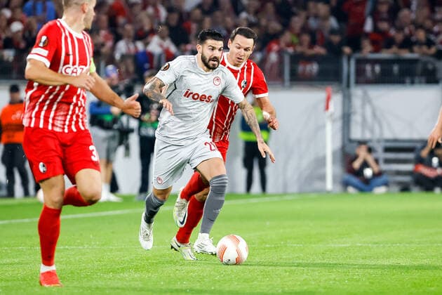 Gonzalo Avila (Olympiacos FC, 26) und Nicolas Hoefler (SC Freiburg, 27) im Laufduell , GER, SC Freiburg vs. Olympiacos FC, Fussball, UEFA Europa League, 5. Spieltag, Gruppenphase, 27.10.2022 GER, SC Freiburg vs. Olympiacos FC, Fussball, UEFA Europa League, 5. Spieltag, Gruppenphase, 27.10.2022 Freiburg im Breisgau Copyright: xEibner-Pressefoto GrantxHubbsx EP_GHS