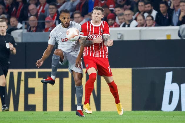 Youssef El Arabi (Olympiacos FC, 11) und Lukas Kuebler (SC Freiburg, 17) im Zweikampf , GER, SC Freiburg vs. Olympiacos FC, Fussball, UEFA Europa League, 5. Spieltag, Gruppenphase, 27.10.2022 GER, SC Freiburg vs. Olympiacos FC, Fussball, UEFA Europa League, 5. Spieltag, Gruppenphase, 27.10.2022 Freiburg im Breisgau Copyright: xEibner-Pressefoto GrantxHubbsx EP_GHS