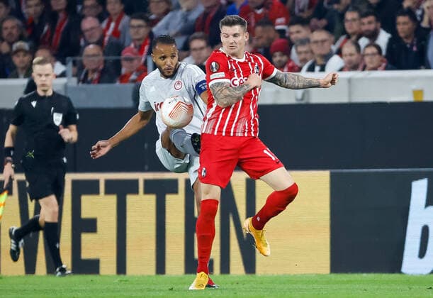Sport Bilder des Tages Youssef El Arabi (Olympiacos FC, 11) und Lukas Kuebler (SC Freiburg, 17) im Zweikampf , GER, SC Freiburg vs. Olympiacos FC, Fussball, UEFA Europa League, 5. Spieltag, Gruppenphase, 27.10.2022 GER, SC Freiburg vs. Olympiacos FC, Fussball, UEFA Europa League, 5. Spieltag, Gruppenphase, 27.10.2022 Freiburg im Breisgau Copyright: xEibner-Pressefoto GrantxHubbsx EP_GHS