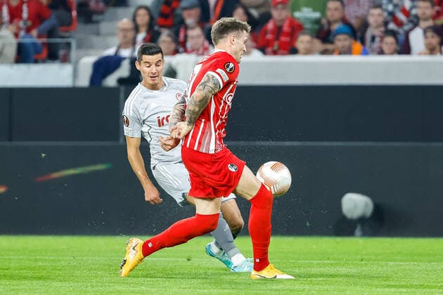 Lukas Kuebler (SC Freiburg, 17) blockt den Ball von Marios Vrousai (Olympiacos FC, 17) , GER, SC Freiburg vs. Olympiacos FC, Fussball, UEFA Europa League, 5. Spieltag, Gruppenphase, 27.10.2022 GER, SC Freiburg vs. Olympiacos FC, Fussball, UEFA Europa League, 5. Spieltag, Gruppenphase, 27.10.2022 Freiburg im Breisgau Copyright: xEibner-Pressefoto GrantxHubbsx EP_GHS