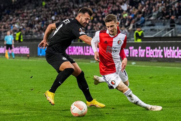 Sport Bilder des Tages UEFA Europa League: SK Sturm Graz v Feyenoord Graz - Albian Ajeti of Strum Graz, Sebastian Szymanski of Feyenoord during the match between SK Sturm Graz v Feyenoord at Stadion Graz-Liebenau on 27 October 2022 in Graz, Austria. Copyright: xTomxBodex