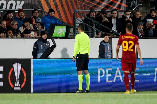 Referee Tiago Martins (POR) cheking goal on VAR, Stephan El Shaarawy 92, Roma during the UEFA Europa League football Group C match between HJK Helsinki - As Roma at the Bolt Arena on October 27. 2022 in Helsinki, Finland. (Kalle Parkkinen Newspix24)  Copyright: xKallexParkkinenx np24_KPC6574