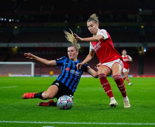 London, England, October 27th 2022: Viktoria Pinther (10 FC Zurich) tackles Steph Catley (7 Arsenal) during the UEFA Womens Champions League football match between Arsenal and FC Zurich at the Emirates Stadium in London, England. (James Whitehead SPP) Copyright: xJamesxWhiteheadx xSPPx spp-en-JaWhSp-ARSvZUR075