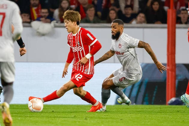 Sport Bilder des Tages Ritsu Doan (SC Freiburg, 42) und Yann M Vila (Olympiacos FC, 06) im Laufduell , GER, SC Freiburg vs. Olympiacos FC, Fussball, UEFA Europa League, 5. Spieltag, Gruppenphase, 27.10.2022 GER, SC Freiburg vs. Olympiacos FC, Fussball, UEFA Europa League, 5. Spieltag, Gruppenphase, 27.10.2022 Freiburg im Breisgau Copyright: xEibner-Pressefoto GrantxHubbsx EP_GHS
