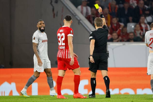 Yann M Vila (Olympiacos FC, 06) bekommt die gelbe Karte von Schiedsrichter Kristo Tohver , GER, SC Freiburg vs. Olympiacos FC, Fussball, UEFA Europa League, 5. Spieltag, Gruppenphase, 27.10.2022 GER, SC Freiburg vs. Olympiacos FC, Fussball, UEFA Europa League, 5. Spieltag, Gruppenphase, 27.10.2022 Freiburg im Breisgau Copyright: xEibner-Pressefoto GrantxHubbsx EP_GHS