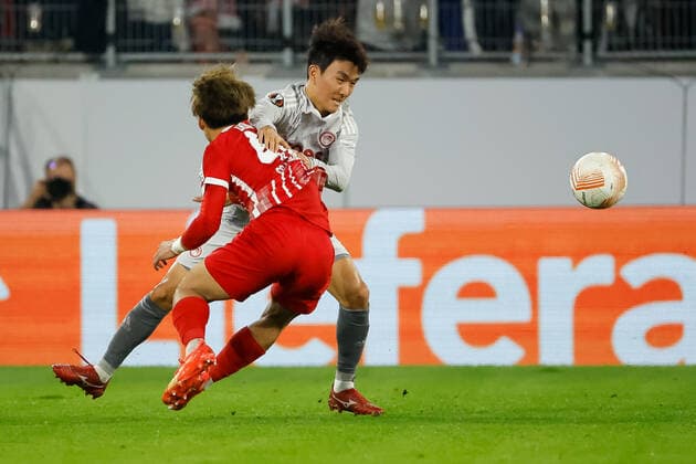 Inbeom Hwang (Olympiacos FC, 33) und Ritsu Doan (SC Freiburg, 42) im Zweikampf , GER, SC Freiburg vs. Olympiacos FC, Fussball, UEFA Europa League, 5. Spieltag, Gruppenphase, 27.10.2022 GER, SC Freiburg vs. Olympiacos FC, Fussball, UEFA Europa League, 5. Spieltag, Gruppenphase, 27.10.2022 Freiburg im Breisgau Copyright: xEibner-Pressefoto GrantxHubbsx EP_GHS
