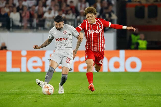 Gonzalo Avila (Olympiacos FC, 26) und Ritsu Doan (SC Freiburg, 42) im Laufduell , GER, SC Freiburg vs. Olympiacos FC, Fussball, UEFA Europa League, 5. Spieltag, Gruppenphase, 27.10.2022 GER, SC Freiburg vs. Olympiacos FC, Fussball, UEFA Europa League, 5. Spieltag, Gruppenphase, 27.10.2022 Freiburg im Breisgau Copyright: xEibner-Pressefoto GrantxHubbsx EP_GHS